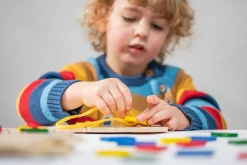 Knopfe Annahen - Formen, Farben, Feinmotorik