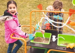 Mobiler Gartenspieltisch - Wasser & Sand