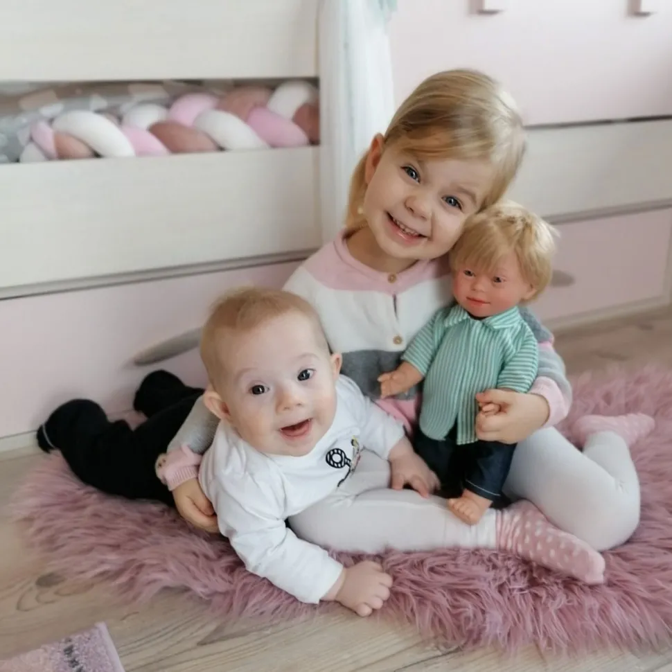 Puppe M. Down-Syndrom - Junge, Blo. Haar, 40 Cm